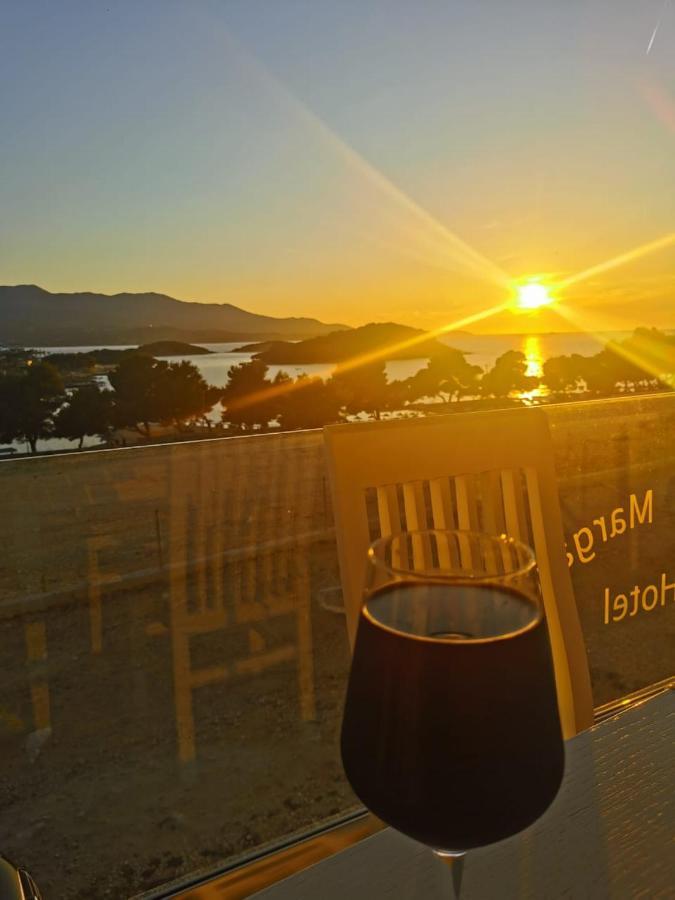 Hotel Queen Margaret Seaside Ksamil Esterno foto