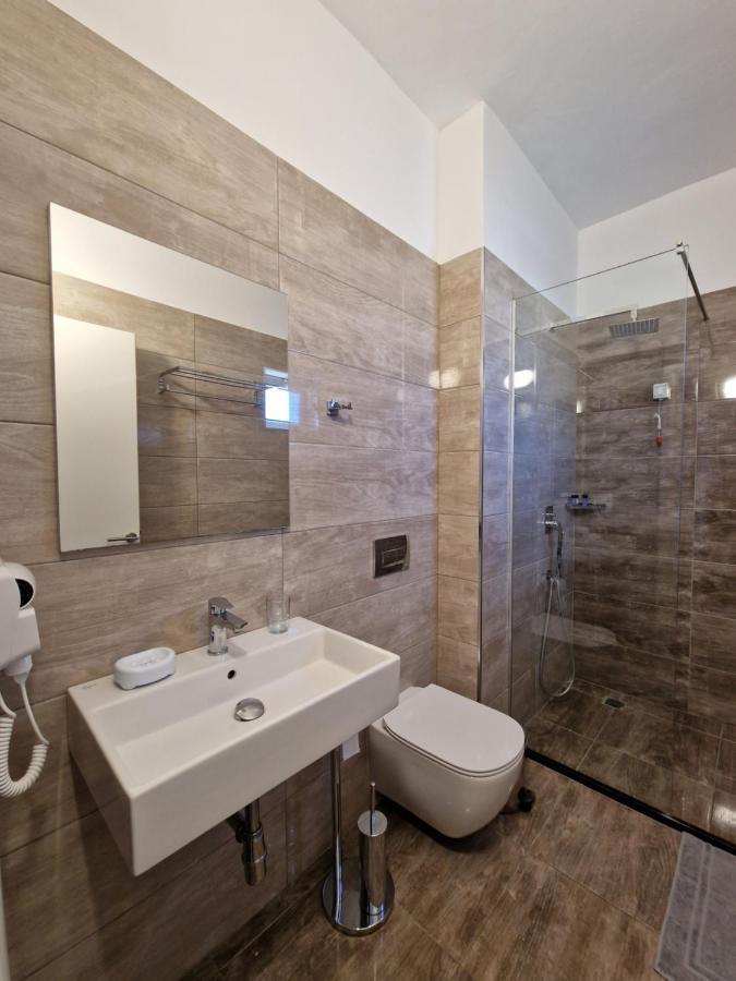 Hotel Queen Margaret Seaside Ksamil Esterno foto