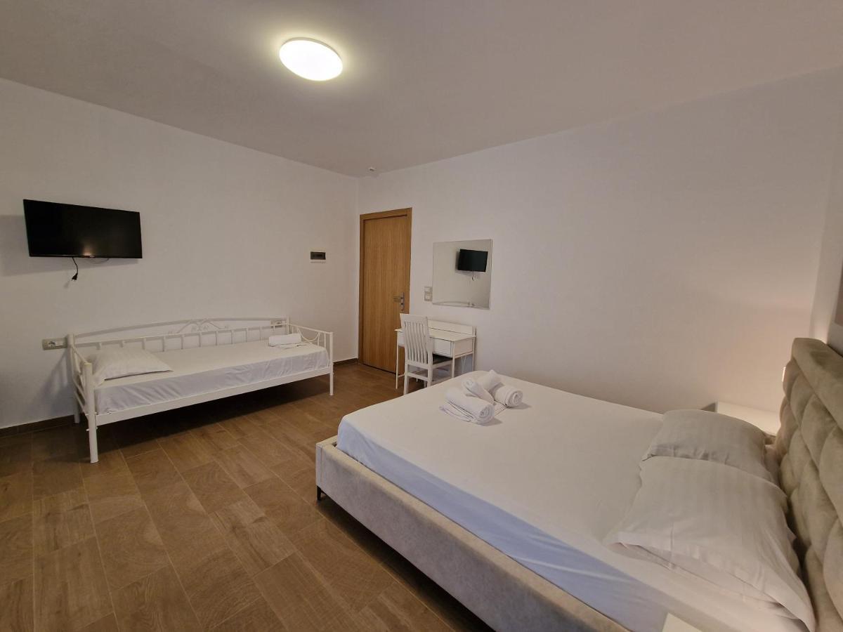 Hotel Queen Margaret Seaside Ksamil Esterno foto