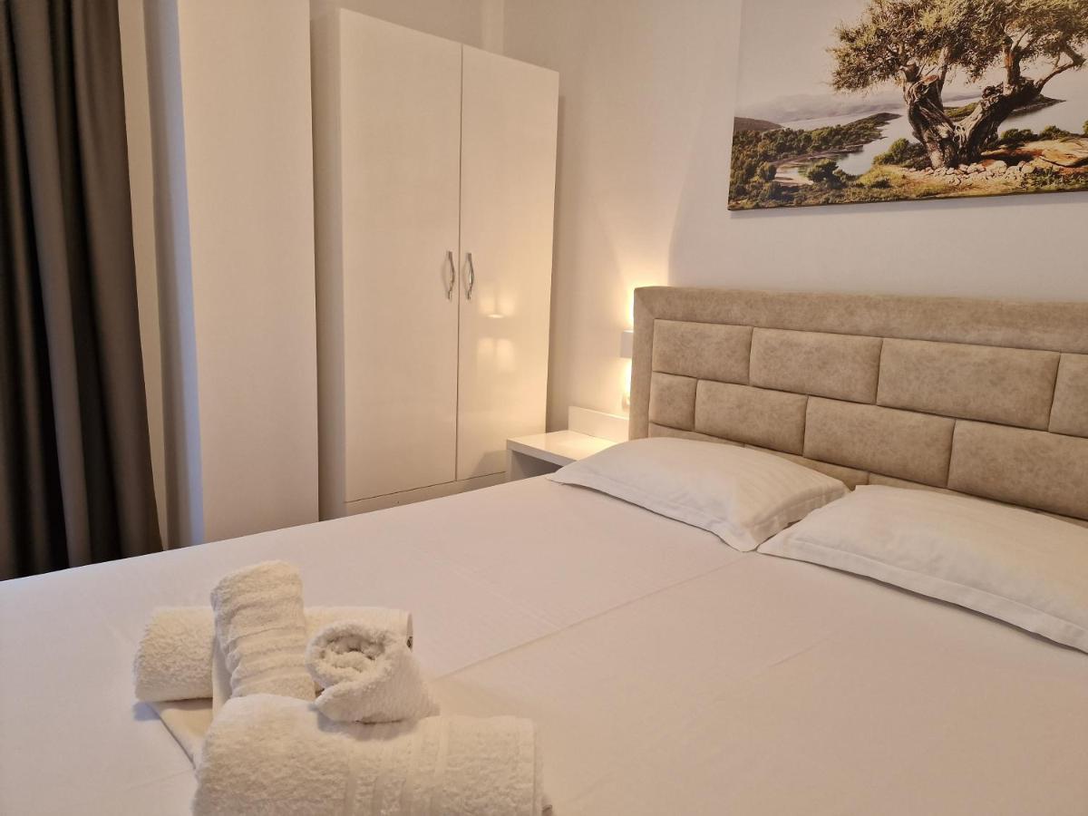 Hotel Queen Margaret Seaside Ksamil Esterno foto