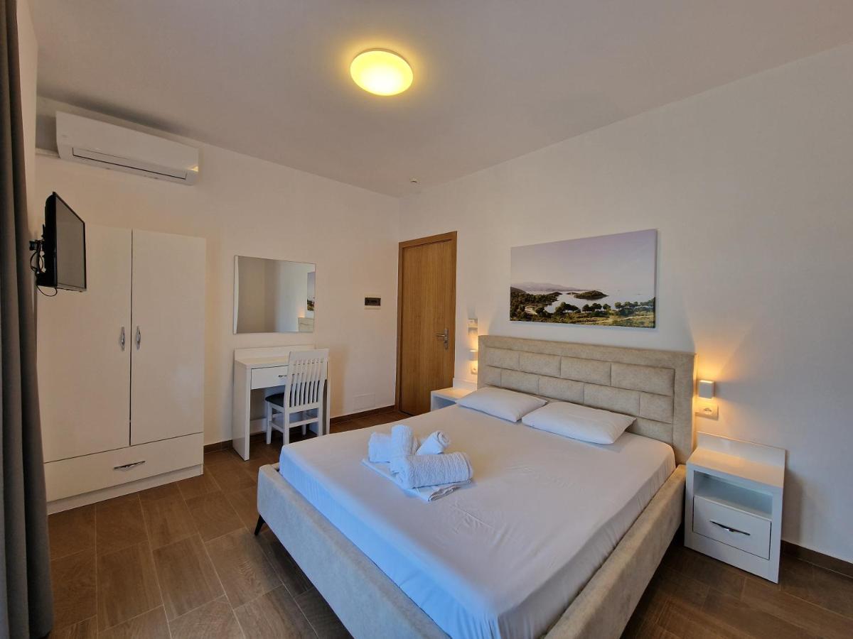 Hotel Queen Margaret Seaside Ksamil Esterno foto