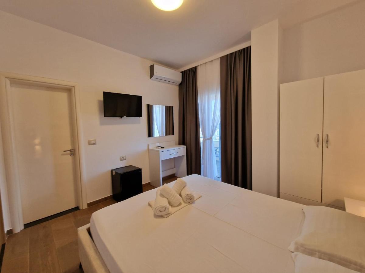 Hotel Queen Margaret Seaside Ksamil Esterno foto