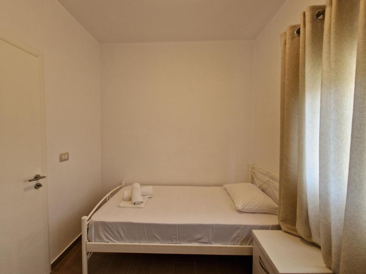Hotel Queen Margaret Seaside Ksamil Esterno foto