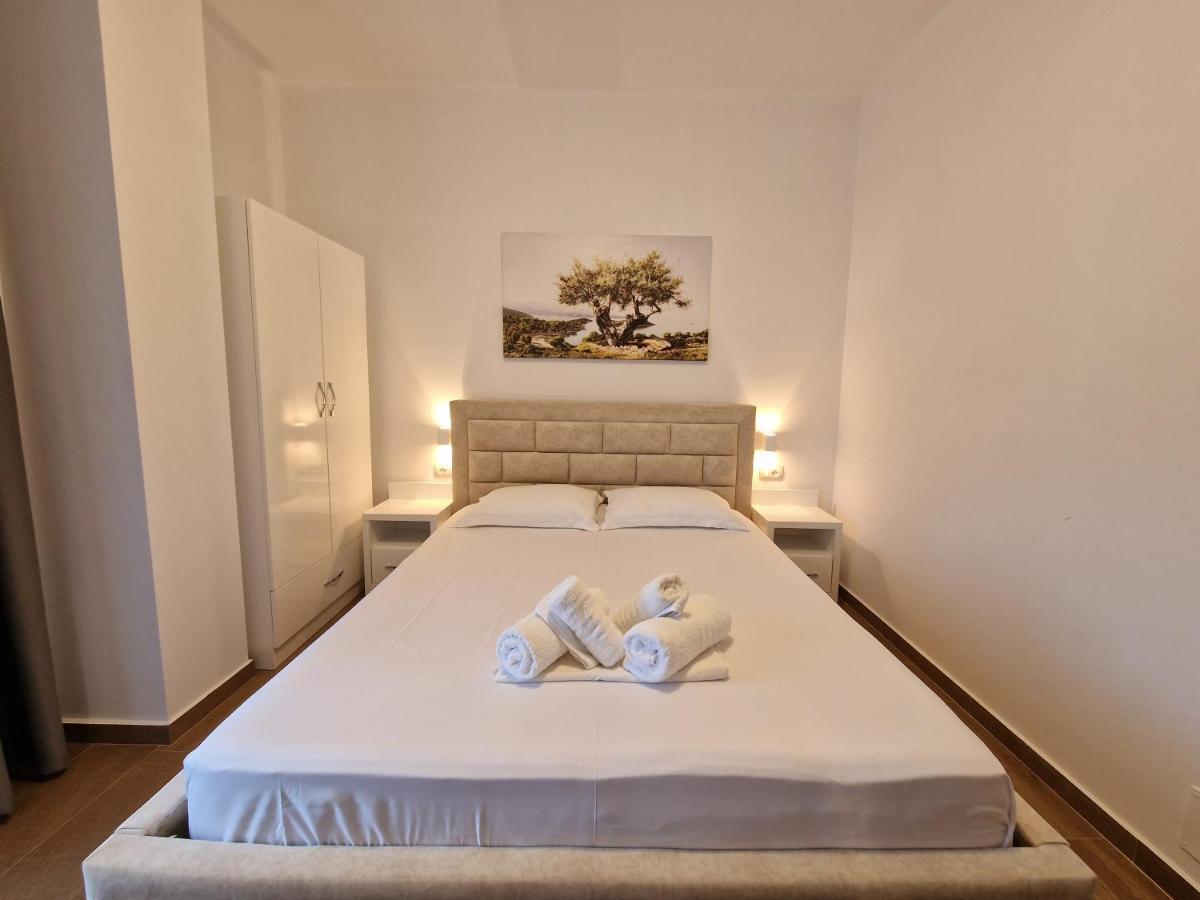 Hotel Queen Margaret Seaside Ksamil Esterno foto