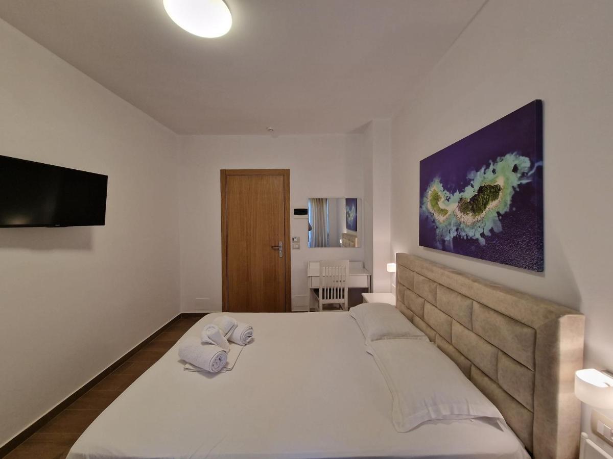 Hotel Queen Margaret Seaside Ksamil Esterno foto