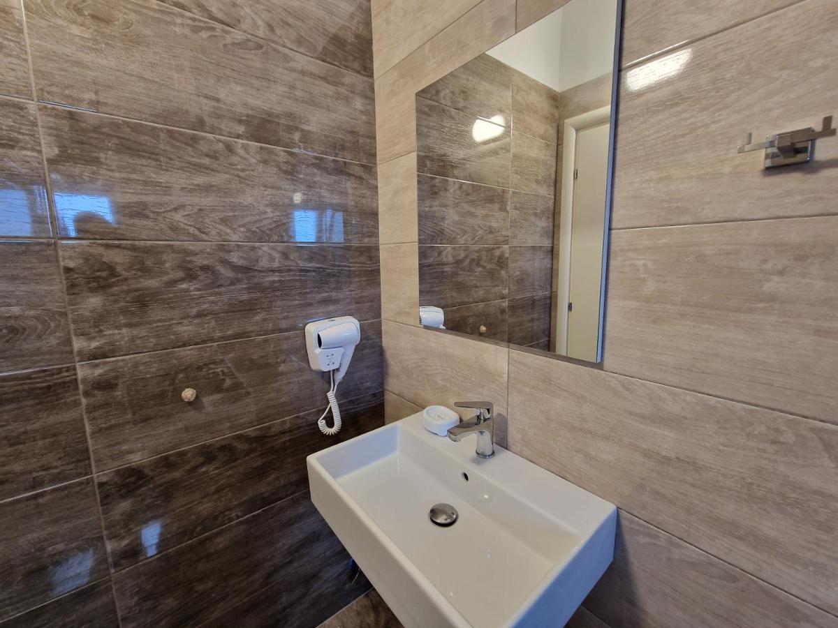 Hotel Queen Margaret Seaside Ksamil Esterno foto