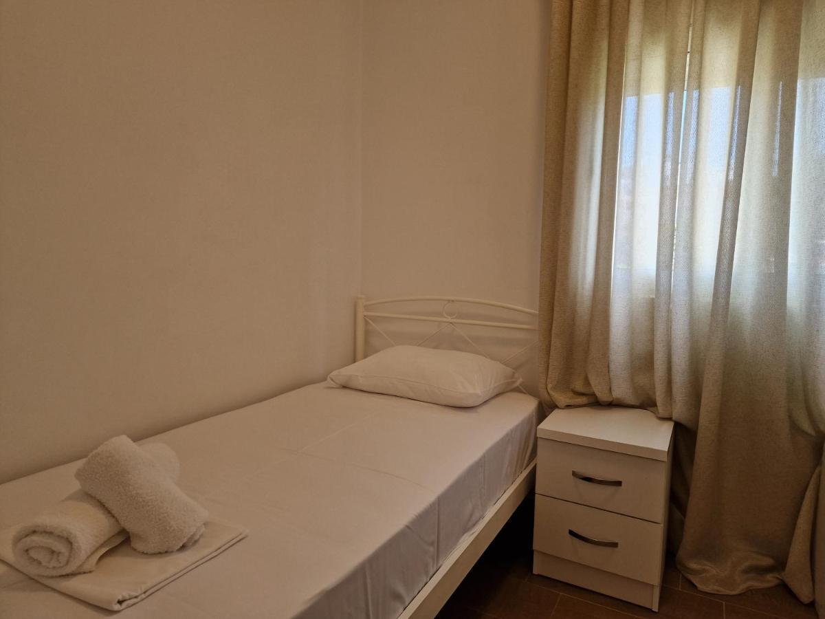 Hotel Queen Margaret Seaside Ksamil Esterno foto