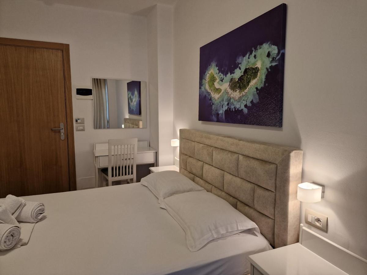 Hotel Queen Margaret Seaside Ksamil Esterno foto