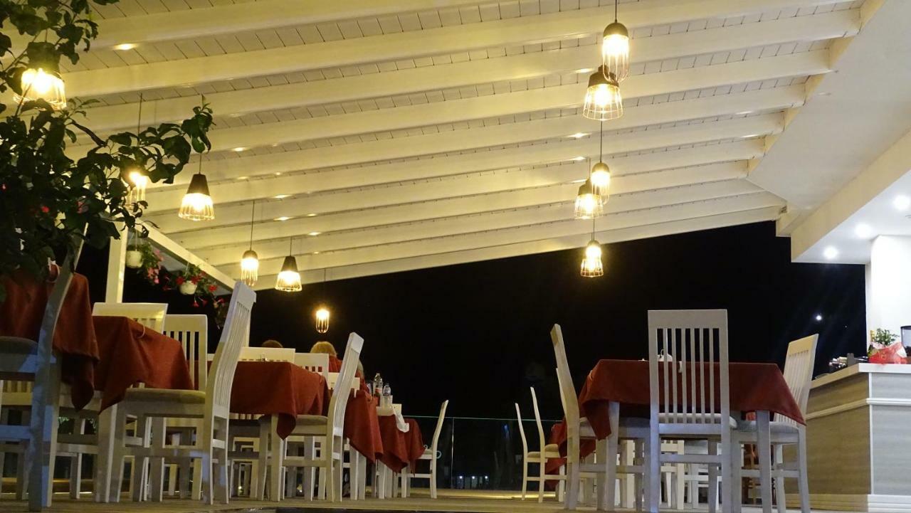 Hotel Queen Margaret Seaside Ksamil Esterno foto